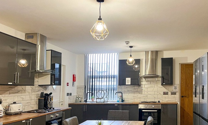 Manchester House | Spacious 10-Bed Home with Large Driveway