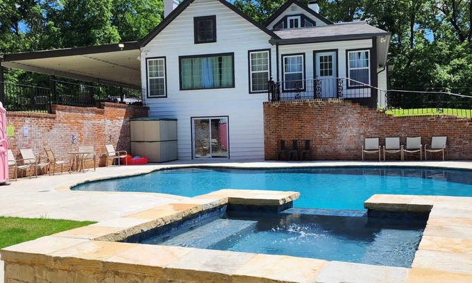Raleigh House | Spacious 10-bedroom Compound with Pool, Hot tub and strong Wi-fi