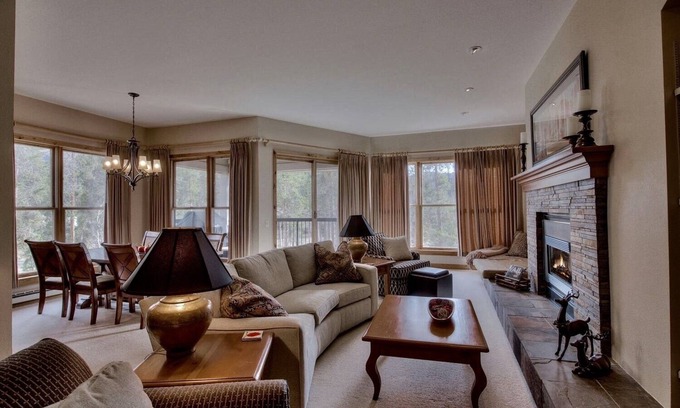 Keystone Condo | Spacious 1600 S.F. Renovated 3 Bed. 2 Bath Condo in Keystone