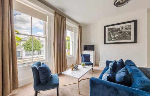 Hampton Wick Apartment | Spacious 1BR Apartment with River Thames View