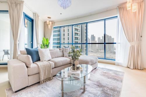 Jumeirah Lake Towers Apartment | Spacious 1BR Overlooking City Skyline and Marina, Next to JLT Lakefront, Just Minutes to Metro, Jumairah Bay Tower X1, JLT by Deluxe Holiday Homes