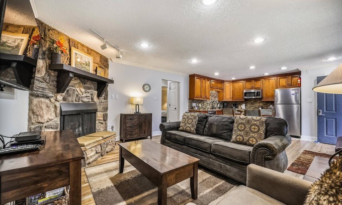Historic District Condo | Spacious 2 bd Pet Friendly Condo
