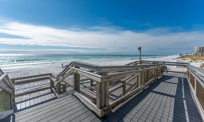 Destin House | Spacious 2 Bdrm Lakefront Townhome at Shoreline Towers