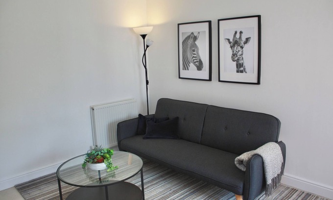 Crawley Apartment | Spacious 2 Bed 2 Bath Apartment - Gatwick 10 min away!
