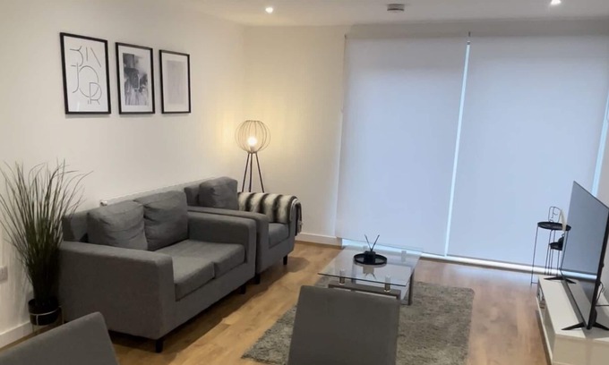 Whyteleafe Apartment | Spacious 2-Bed Apartment in Whyteleafe