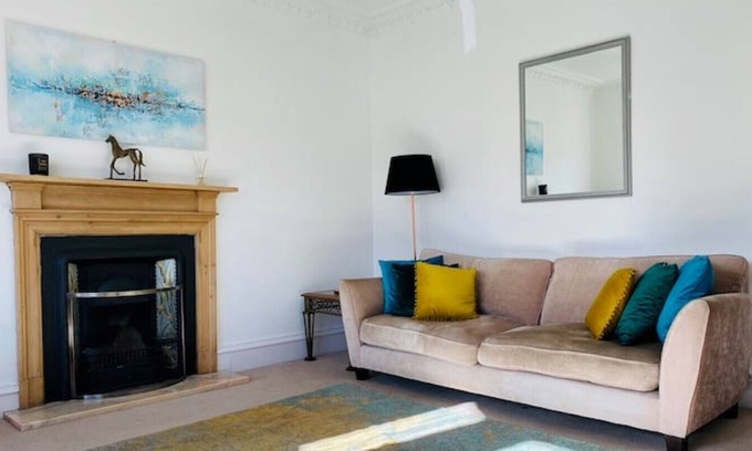 Perth Apartment | Spacious 2 bed flat with a fireplace and a garden