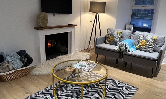 Crieff Cottage | Spacious 2-Bed Fresh Renovation Millhouse Cottage in Crieff