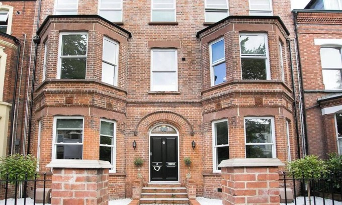 Queens Quarter Apartment | Spacious 2-bed Queens by CityGo