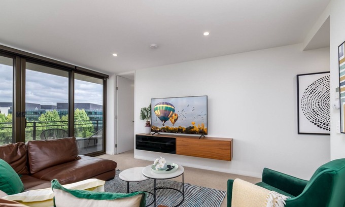 Barton Apartment | Spacious 2-Bed, Stunning Views in Central Canberra