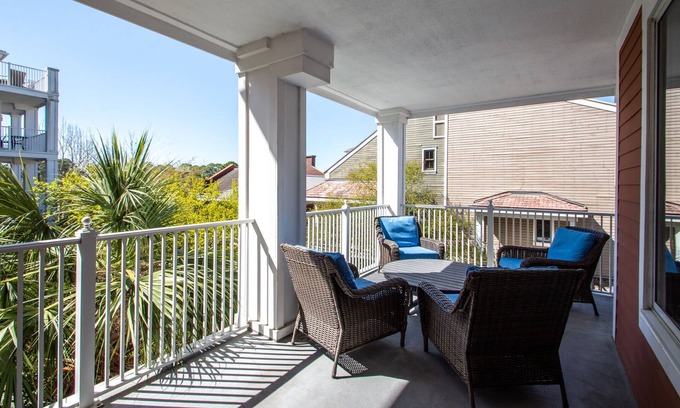 Baytowne Wharf Condo | Spacious 2 Bedroom Condo with Golf Cart!! Steps away from Dining & Shopping!!