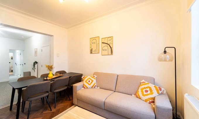 Statiekwartier Apartment | Spacious 2-Bedroom Apartment in Antwerp - 7 Guests