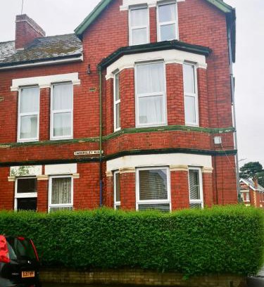 Newport Apartment | SPACIOUS 2 BEDROOM apartment with FREE PARKING - JCT 27 Cardiff side of Newport