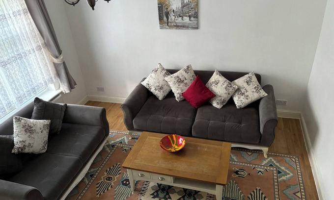 Haringey House | Spacious 2 Bedroom House with Garden in London
