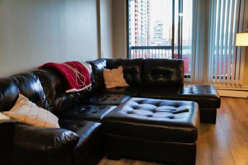 Connaught Apartment | Spacious 2 bedroom in Beltline on the top floor
