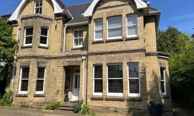 Reigate Apartment | Spacious 2 Bedroom Serviced Apartment in Reigate, Surrey