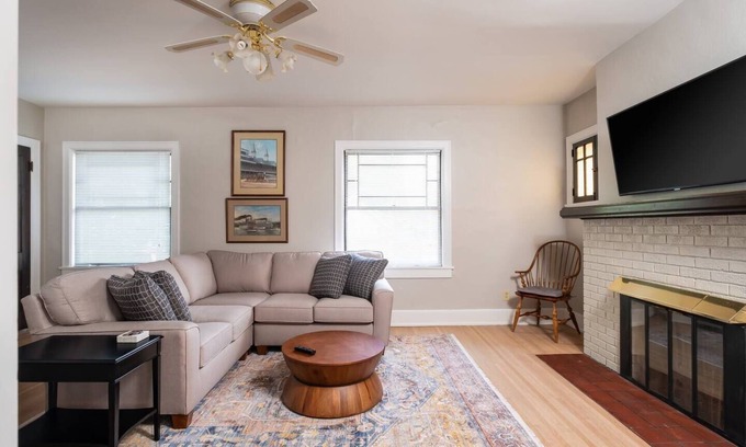 Highlands Douglass Apartment | Spacious 2B/1BA in Buzzing Louisville Neighborhood