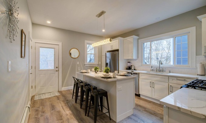Roxbury Condo | Spacious 2bd 1ba Free Parking 3D Tour
