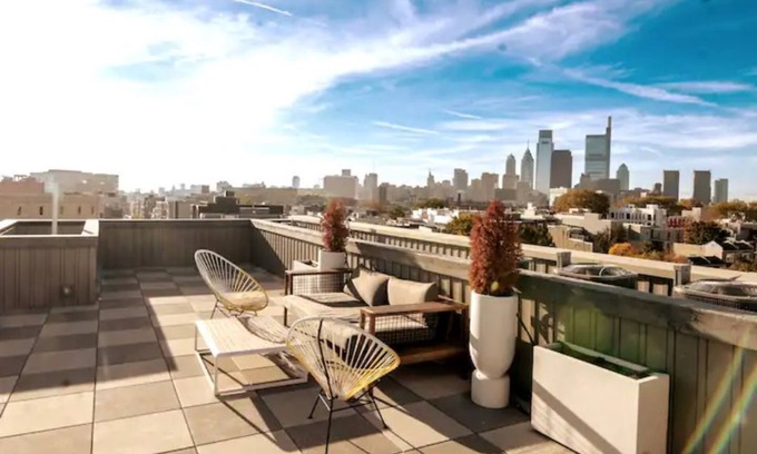 North Philadelphia West Apartment | Spacious 2Bd w/ROKU TV, Fireplace, Rooftop Deck