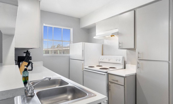 Hyde Park Apartment | Spacious 2BR/2BA in Hydepark 4364
