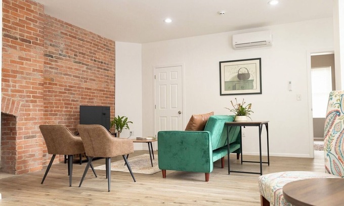 Pittsburgh Apartment | Spacious 2BR Apt/Quiet area/Minutes from stadiums, museums, parks & more!