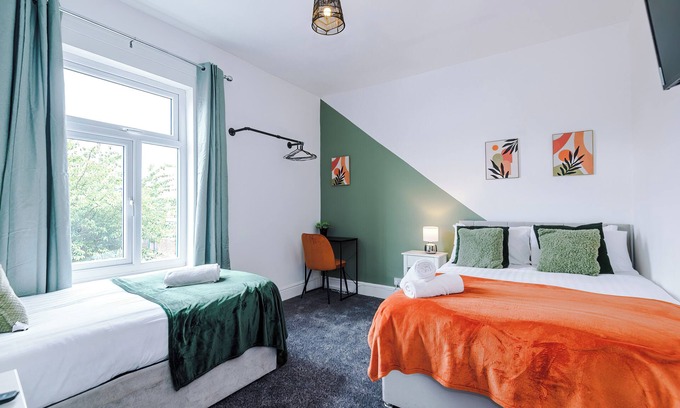 Droylsden House | Spacious 2BR House, Free Wi-Fi & Parking, Near Tram Stop, Close to City & Etihad