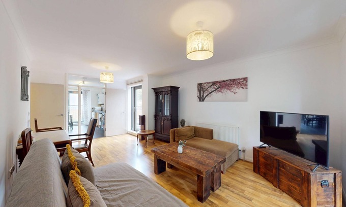 Evelyn Apartment | Spacious 2BR London Flat Near Deptford Park and Surrey Quays Tube Station