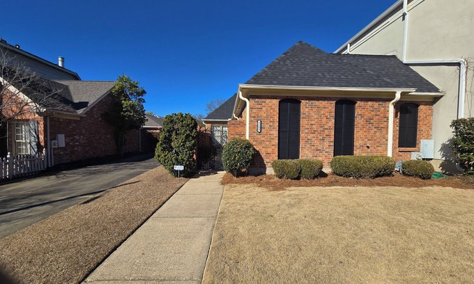 Montgomery House | Spacious 2BR Townhome. Conveniently Located Close to Restaurants and Shopping