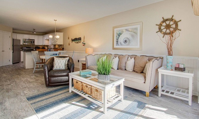 Hilton Head Island Condo | Spacious 2BR lockoff condo/short walk to Coligny and beach/indoor-outdoor pool