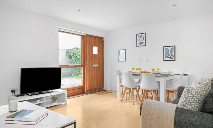 Kings Cross St. Pancras Apartment | Spacious 2BR with Terrace by King's Cross