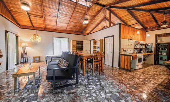 Cocles House | Spacious 2nd floor apt - a min’ walk to the beach