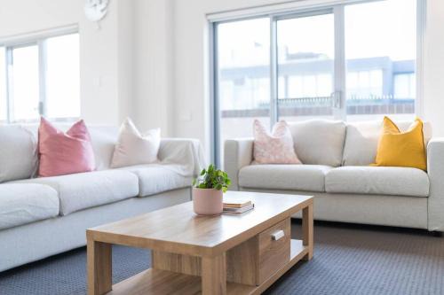 Wolli Creek Apartment | Spacious 3 bed apartment near airport with parking