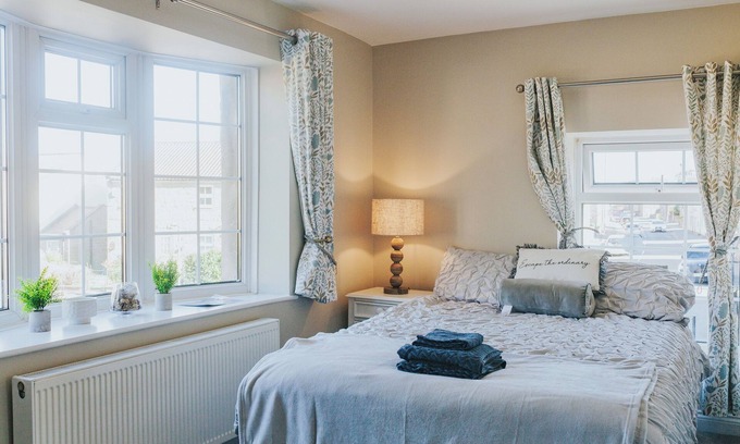 Spofforth Apartment | Spacious 3-Bed Flat | Sleeps 6 | Free Parking & Wi-Fi | Near Harrogate & Leeds