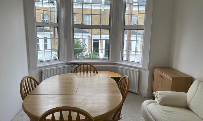 Woolwich Riverside Apartment | Spacious 3 Bed Flat in Greenwich