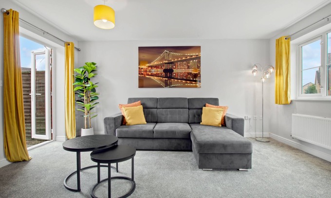 Hartwell House | Spacious 3-Bed House with Parking and Garden