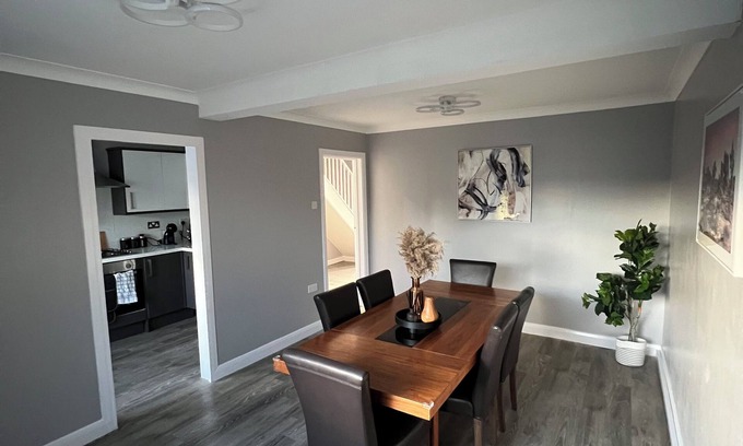 Stanford-le-Hope House | Spacious 3 Bed Home - Ideal for Families & Groups