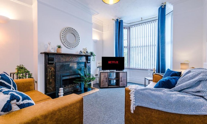 Stoke-on-Trent House | Spacious 3-Bed house in Stoke by 53 Degrees Property, Ideal for Long Stays, FREE Parking - Sleeps 6