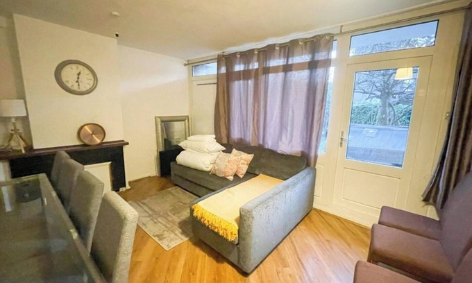 Whitechapel House | Spacious 3-Bedroom House in Liverpool Street, Perfect for Families and Groups