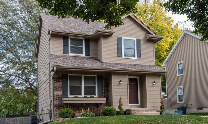 West Des Moines House | Spacious 3 Bedroom Home with Foosball
