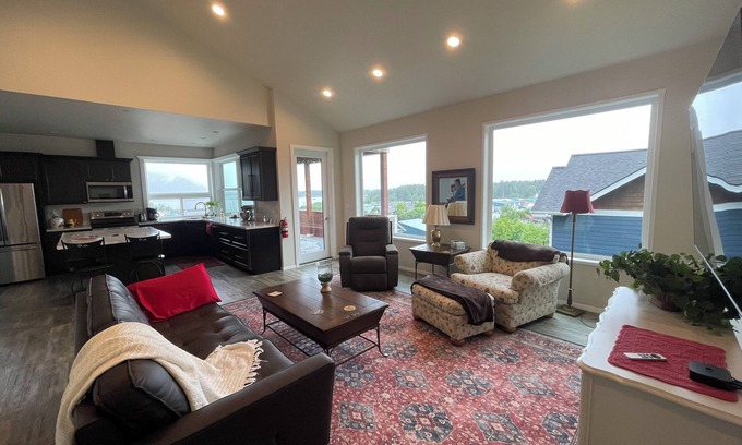 Sitka House | Spacious 3-bedroom, 2.5-bathroom - Molly Lane Rental