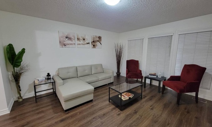 Guildford House | Spacious 3 bedroom 2 bathroom Unit in Guildford no stairs sleeps 13