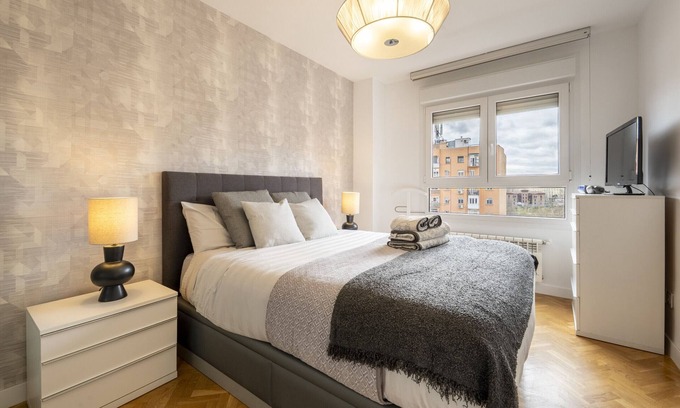 Las Acacias Apartment | Spacious 3-bedroom, 2-bathroom flat in Residential Complex with Swimming Pool, Paddle Tennis Madrid