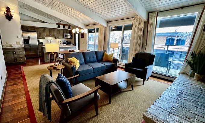 Aspen Condo | Spacious 3 Bedroom/2 Bath Aspen Penthouse With AC!
