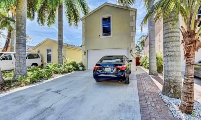 Lake Worth Corridor House | Spacious 3 bedroom 2.5 bath House in lake worth