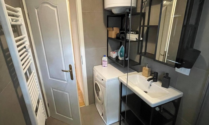 Bezigrad District Apartment | Spacious 3-bedroom apartment + FREE parking