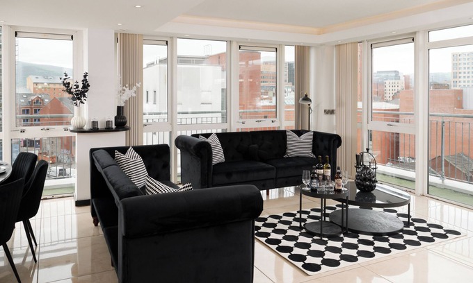 Belfast Central District Apartment | Spacious 3-bedroom apartment with balcony city view