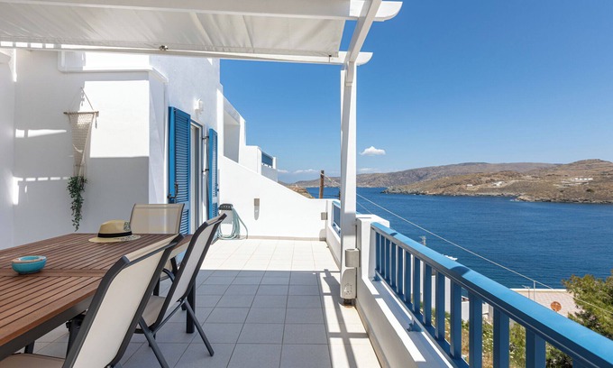 Merichas Apartment | Spacious 3-bedroom apartment with AC, WiFi in charming Kythnos Island