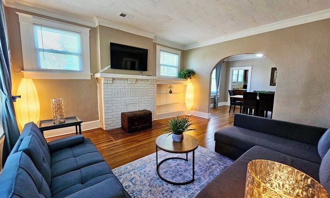 Vollintine-Evergreen Apartment | Spacious 3-bedroom apartment in nice Midtown Memphis near Beale st with AC