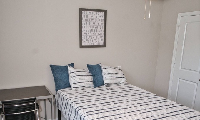 Athens Apartment | Spacious 3-bedroom apartment in cool Athens with WiFi, AC
