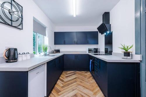 Leeds House | Spacious 3 bedroom close to Leeds city centre with parking - Short Stay Leeds