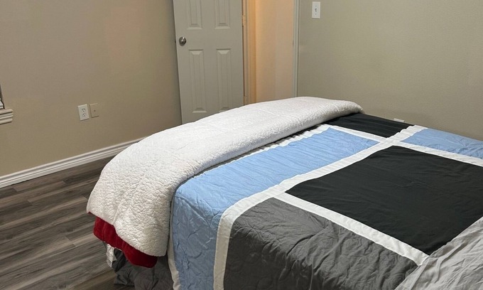 North by Northwest Apartment | Spacious 3-bedroom Duplex in pleasant Lubbock with AC, WiFi Close to University